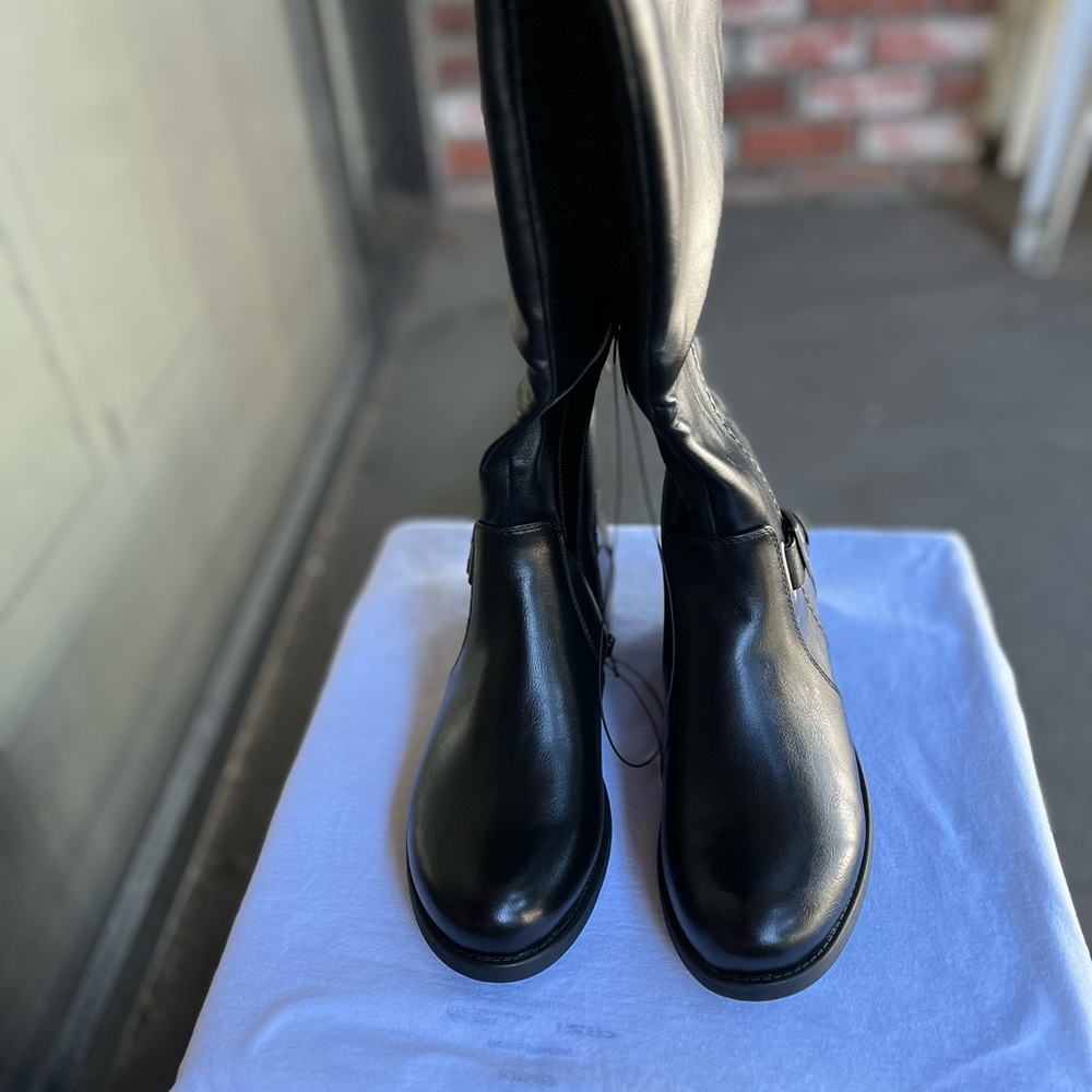 Women boots. Carmen black lady boots size 7.5.